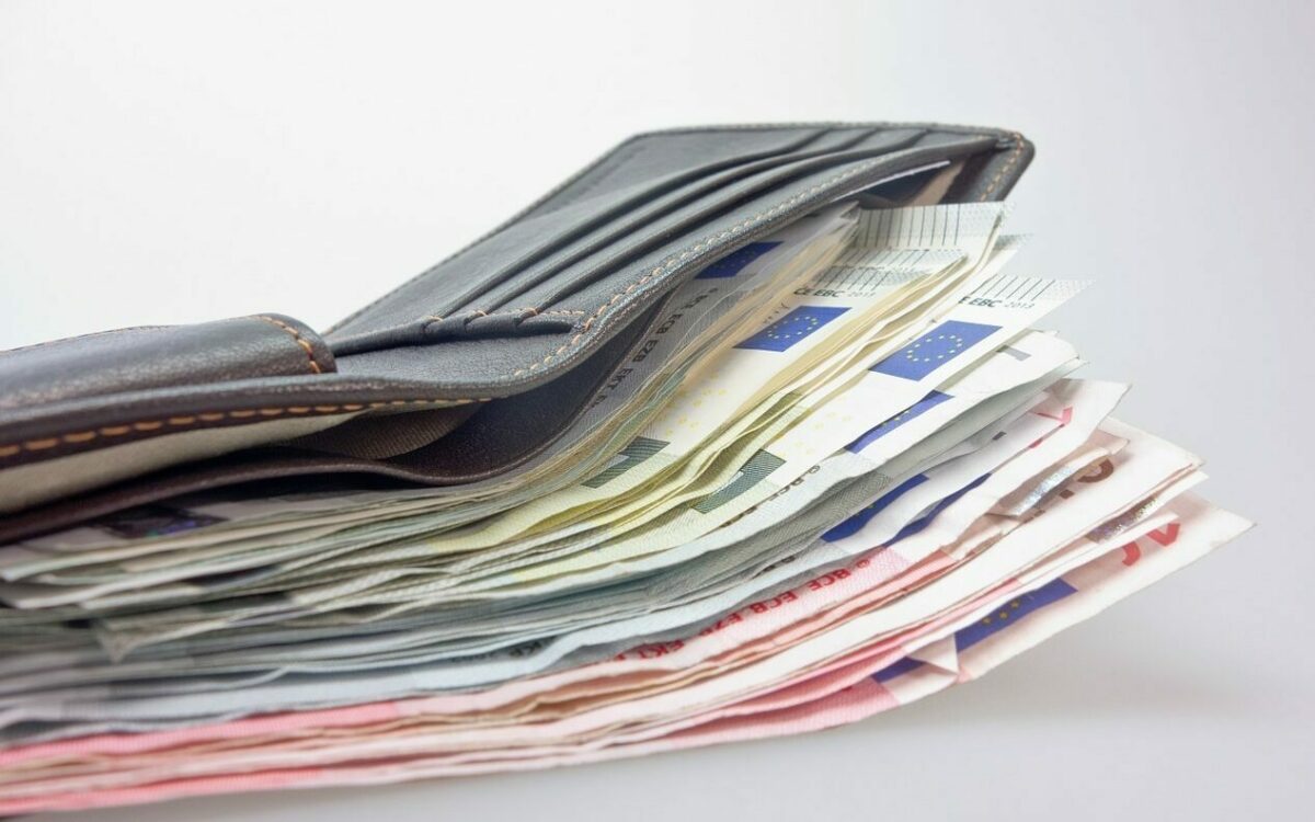 Geldbeutel gefüllt mit viel Bargeld Geldbeutel gefüllt mit viel Bargeld